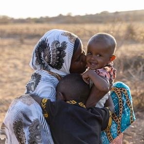 Marwo*, 25, takes a rest with her daughter Mahdiya*, 11 months old, and son Mukhtar*, 3, during their journey on foot towards a health centre in Somaliland