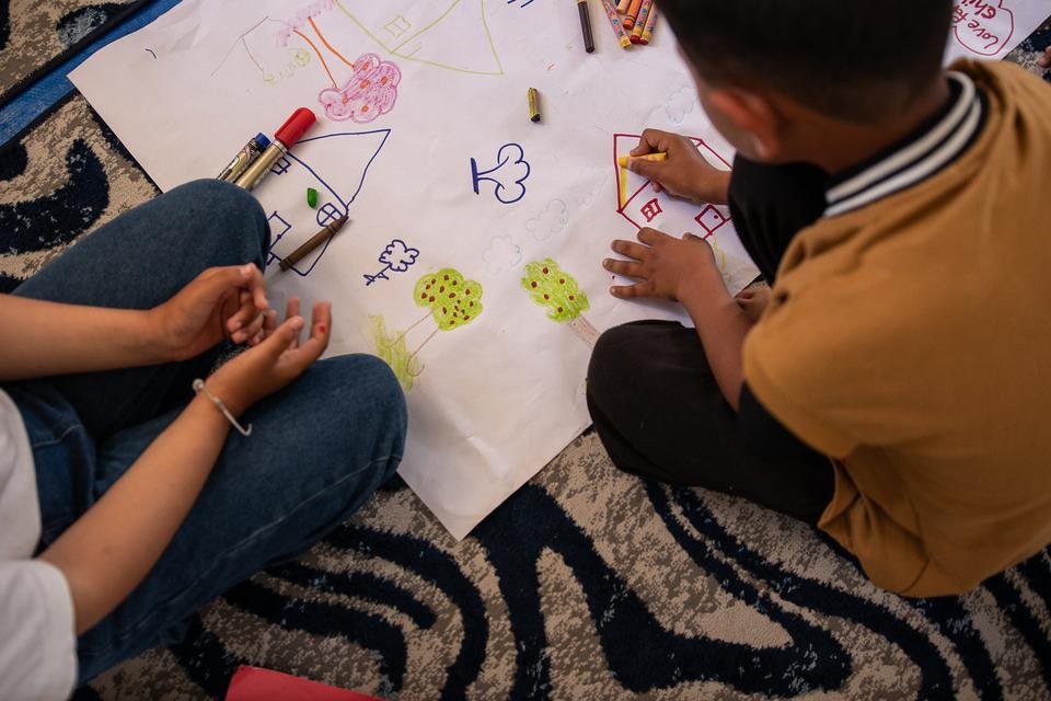 children drawing in gaza
