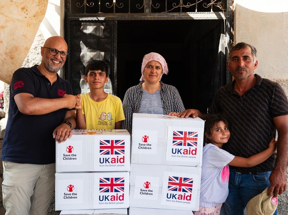 Saleh Saeed delivers aid to the home of Mesut*, his wife Elif* and their children